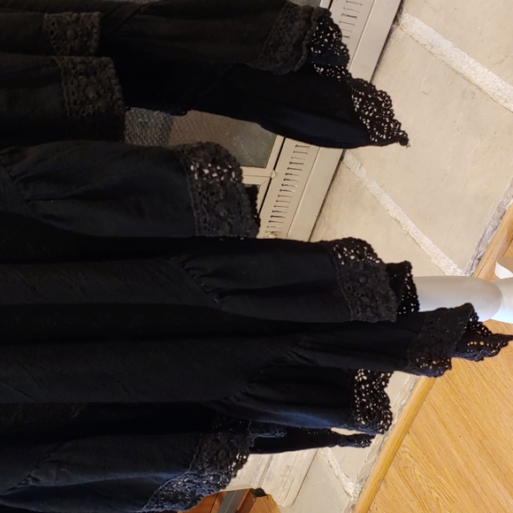 Vintage Ruffled Triangle Shawl - Picture 4 of 4